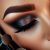 Makijaż smoky eyes: uniwersalny styl i instrukcja krok po kroku